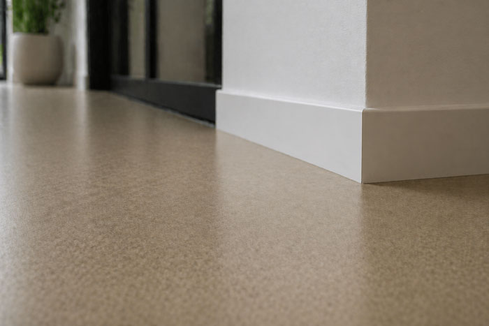 Detail van marmoleum vloer met strakke afwerking en plint Eindhoven